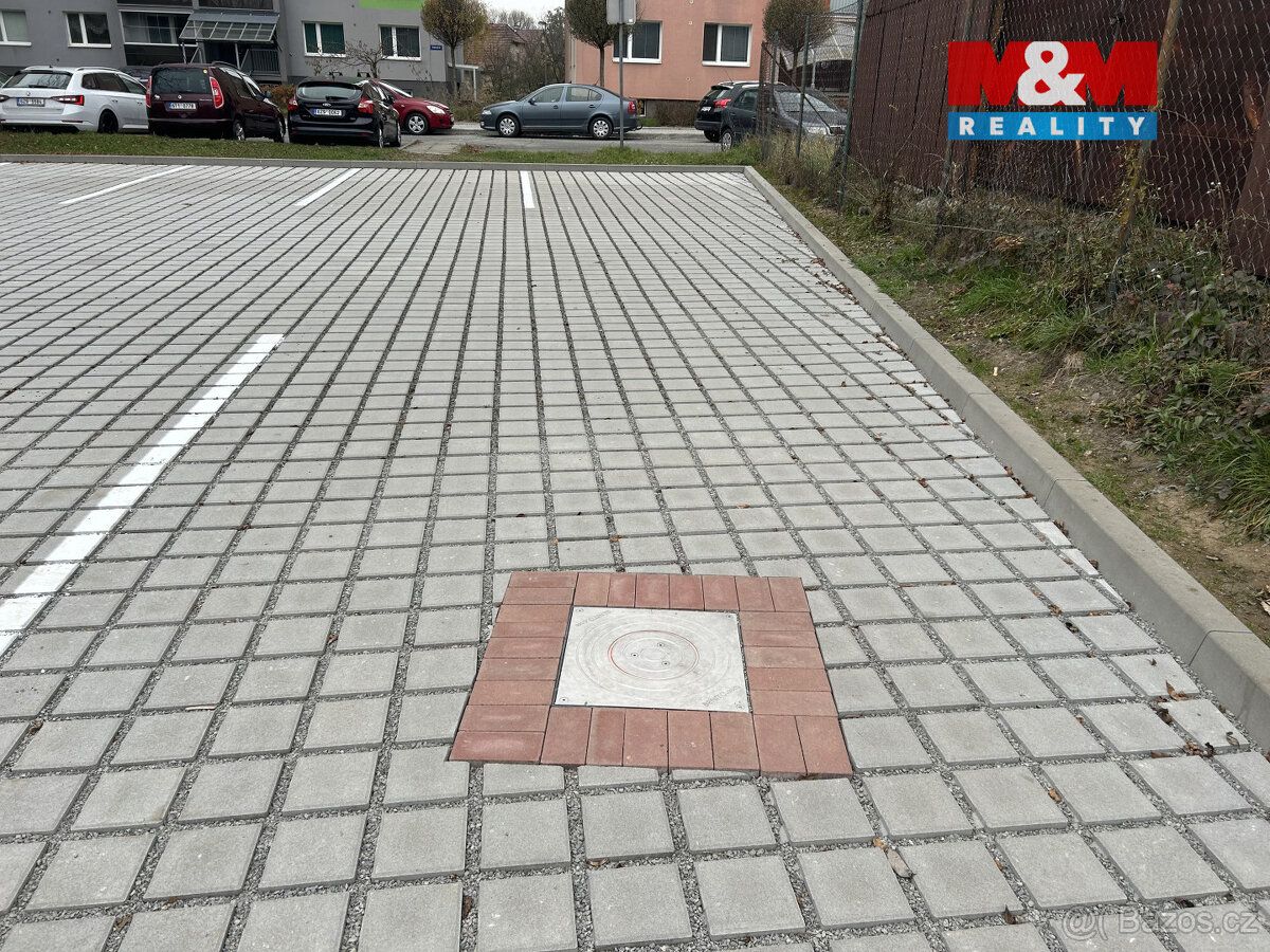Nabízíme Vám k pronájmu parkovací místo o výměře 12,5 m2 na 