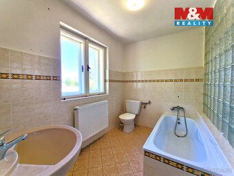 Prodáme rodinný dům o celkové velikosti 180 m2, který se nac