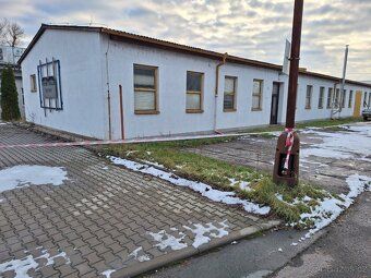 Rozměry jsou 17 x 7 metrů.Parkování cca pro 4 osobní auta.Lz