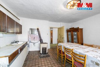 Nabízíme Vám k prodeji stavební pozemek 370 m2 s rodinným do