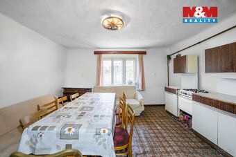 Nabízíme Vám k prodeji stavební pozemek 370 m2 s rodinným do