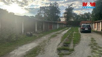 Nabízíme k prodeji prostornou cihlovou garáž na pronajatém p