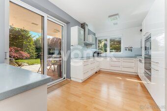 Ev.č. ZL04699 Nabízíme k prodeji velkorysou rodinnou vilu v 