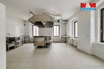 Nabízíme k prodeji prostorný rodinný dům v obci Boč na trase