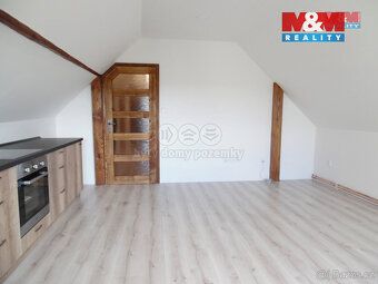 Nabízíme k pronájmu podkrovní byt o dispozici 2+kk, situovan