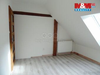 Nabízíme k pronájmu podkrovní byt o dispozici 2+kk, situovan