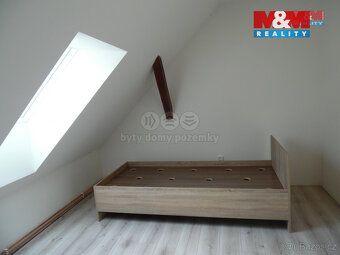 Nabízíme k pronájmu podkrovní byt o dispozici 2+kk, situovan