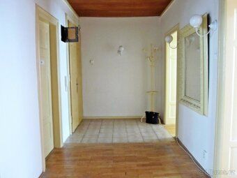 Nabízím k dlouhodobému pronájmu byt 3+1 ve 3. NP cihlového d