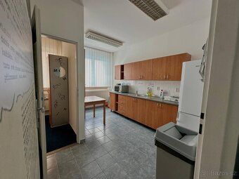 Nabízíme nájem SKLADOVÉ HALY 422 m, vjezdné, dokonce i průje