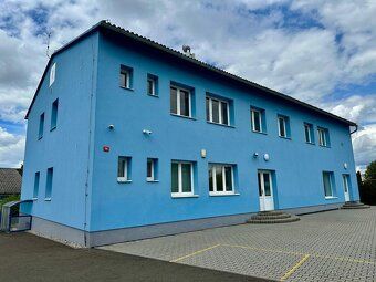 Nabízíme nájem SKLADOVÉ HALY 422 m, vjezdné, dokonce i průje