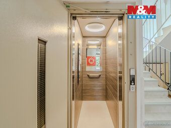 Nabízíme k prodeji útulný a světlý byt 2+kk o výměře 42 m², 