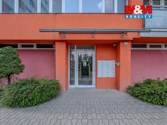 Nabízíme k prodeji útulný a světlý byt 2+kk o výměře 42 m², 