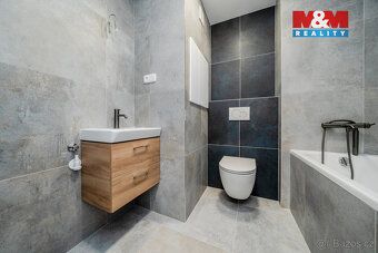 Nabízíme k prodeji světlý byt 2+kk o výměře 40 m² v cihlovém
