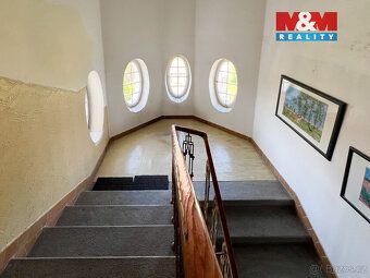 Nabízíme k prodeji ideální polovinu výjimečné vily z roku 19