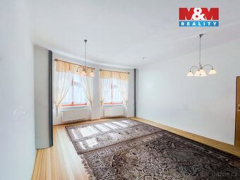 Nabízíme k prodeji ideální polovinu výjimečné vily z roku 19