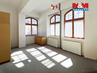 Nabízíme k prodeji ideální polovinu výjimečné vily z roku 19