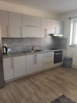 Nabízíme k pronájmu velmi pěkný byt 3+kk s balkonem, ve 3. p