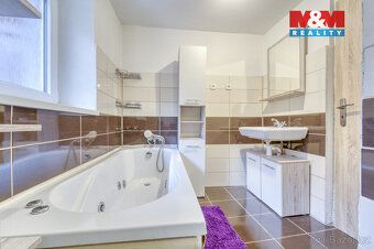 Objevte prostorný rodinný dům v obci Postřekov, který nabízí