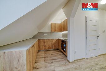 Nabízíme k pronájmu podkrovní byt o dispozici 3+kk o velikos