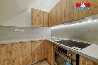 Nabízíme k pronájmu podkrovní byt o dispozici 3+kk o velikos