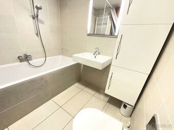 Nabízíme k pronájmu elegantní a plně zařízený byt č. 63 o di