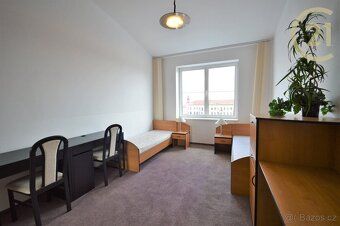 Nabízíme k prodeji prostorný byt o dispozici 7+1 a výměře př