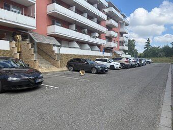 Nabízím k prodeji venkovní parkovací místo přímo před bytový
