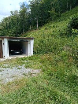 Nabízíme k prodeji zděnou garáž o výměře 20 m2, která se nac