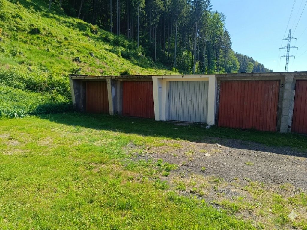 Nabízíme k prodeji zděnou garáž o výměře 20 m2, která se nac