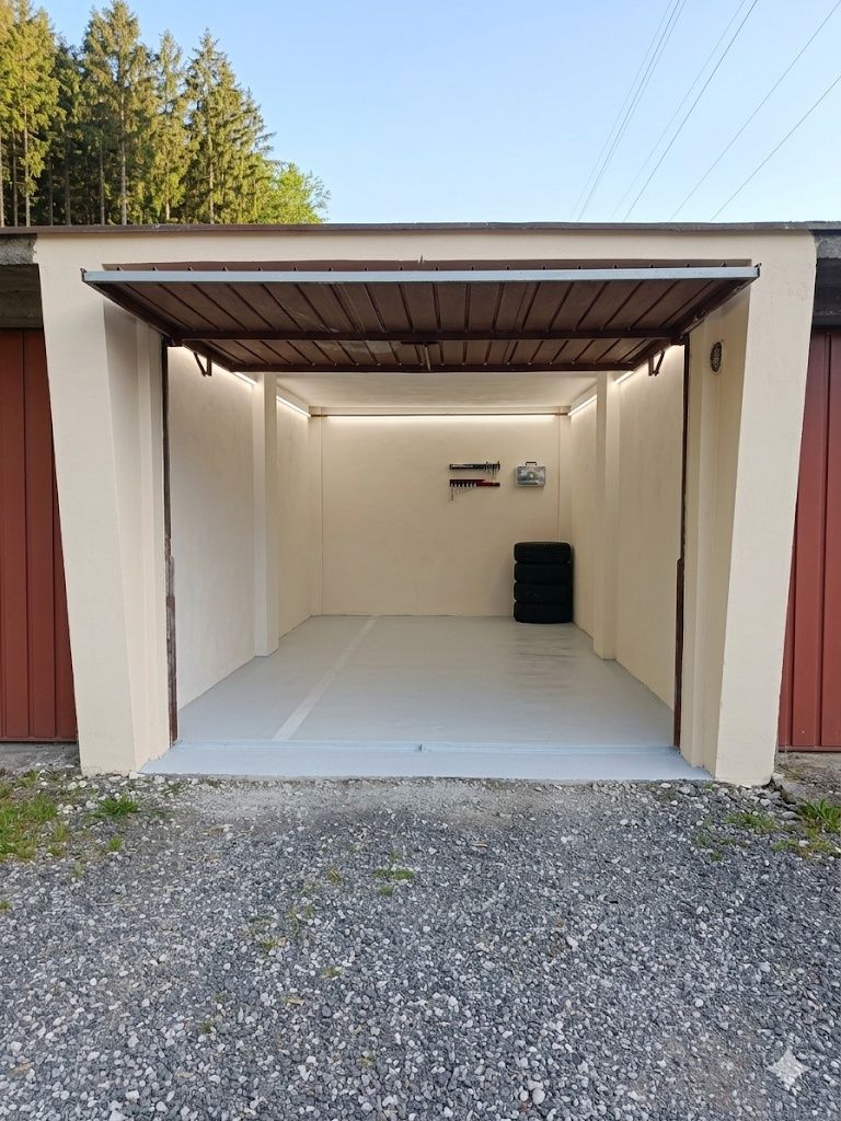 Nabízíme k prodeji zděnou garáž o výměře 20 m2, která se nac