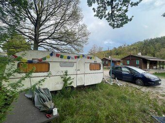 Prodám starší karavan umístěný ve Zvíkovci u Berounky v kemp