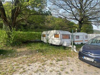 Prodám starší karavan umístěný ve Zvíkovci u Berounky v kemp
