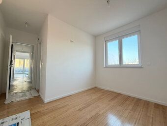 LaHoREAL.eu ponúka na predaj nový trojizbový apartmán s výhľ