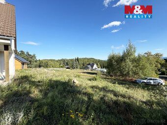 Toužíte po bydlení v přírodě s výhledem do krajiny a přitom 