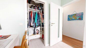 Byt o dispozici 3+kk (85 m²) s jednou další místností v podk