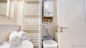 Byt o dispozici 3+kk (85 m²) s jednou další místností v podk