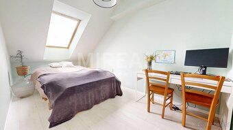 Byt o dispozici 3+kk (85 m²) s jednou další místností v podk
