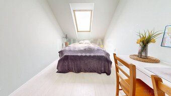 Byt o dispozici 3+kk (85 m²) s jednou další místností v podk