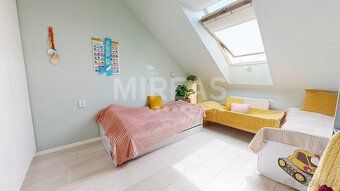 Byt o dispozici 3+kk (85 m²) s jednou další místností v podk