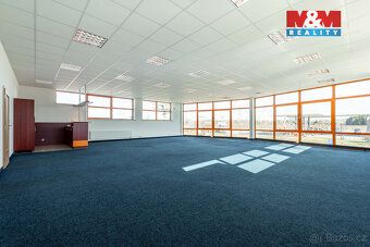 Nabízíme k prodeji moderní komerční objekt, situovaný přímo 