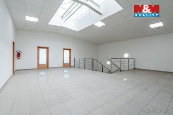 Nabízíme k prodeji moderní komerční objekt, situovaný přímo 
