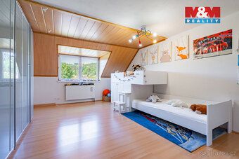 Nabízíme na prodej řadový rodinný dům s garáží a zahradou v 
