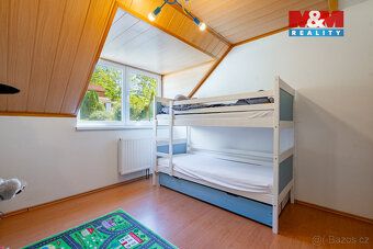 Nabízíme na prodej řadový rodinný dům s garáží a zahradou v 