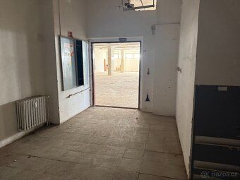 Celková plocha 440m2 a 180m2 zázemí. Cena 25000kč měsíčně + 
