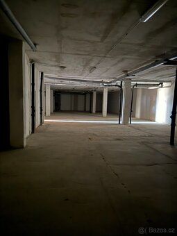 Celková plocha 440m2 a 180m2 zázemí. Cena 25000kč měsíčně + 