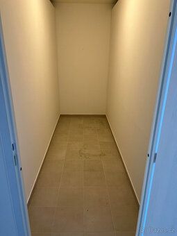 Pronájem krásného nového bytu 1+kk s balkonem a sklepem, Vel