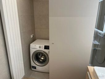 Pronájem krásného nového bytu 1+kk s balkonem a sklepem, Vel