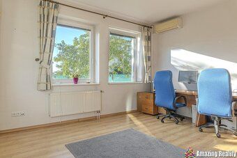 Nabízíme Vám ke koupi podsklepený rodinný dům s bazénem a zd