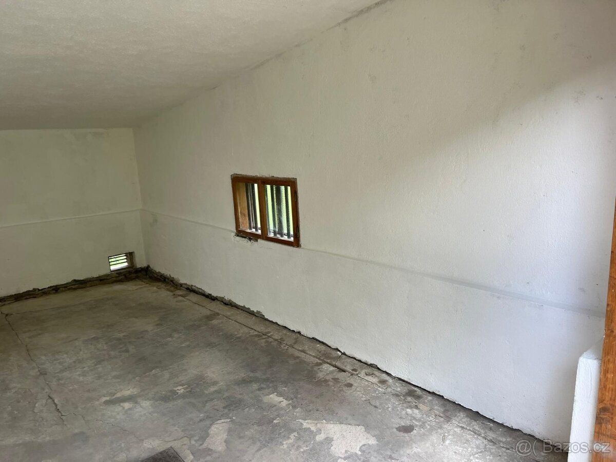 Prodám volně stojící zděnou garáž o ploše 25m2. Pozemek ke g