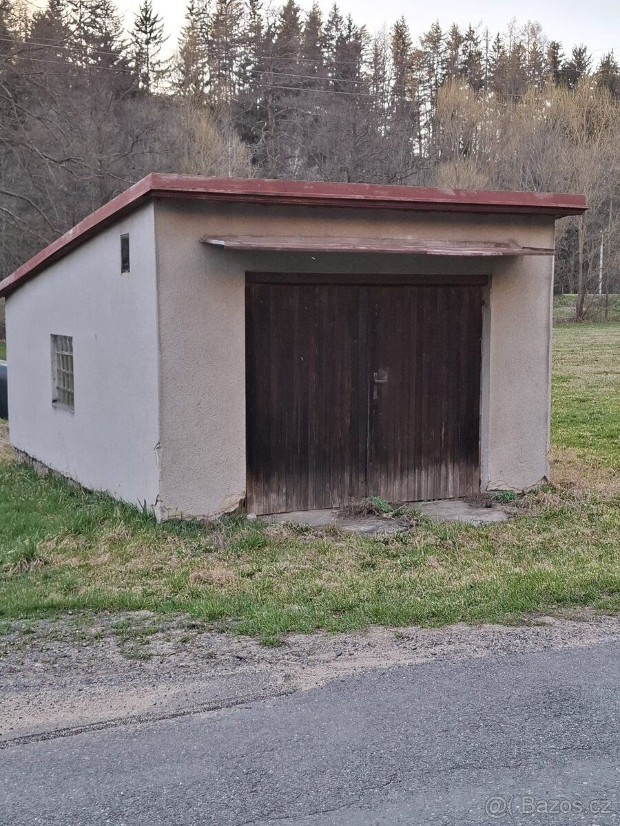 Prodám volně stojící zděnou garáž o ploše 25m2. Pozemek ke g